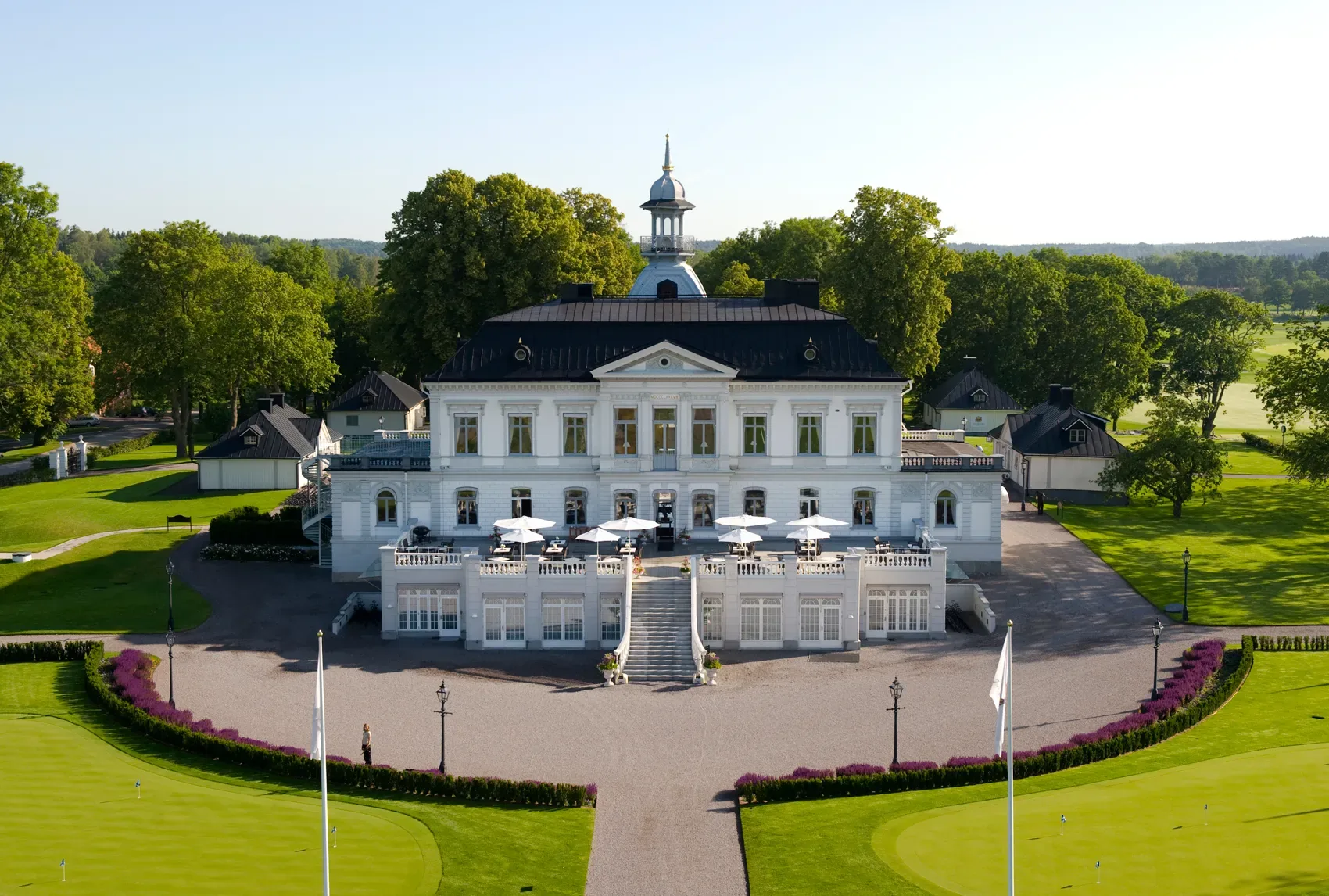 Slottet och klubbhuset på Bro Hof