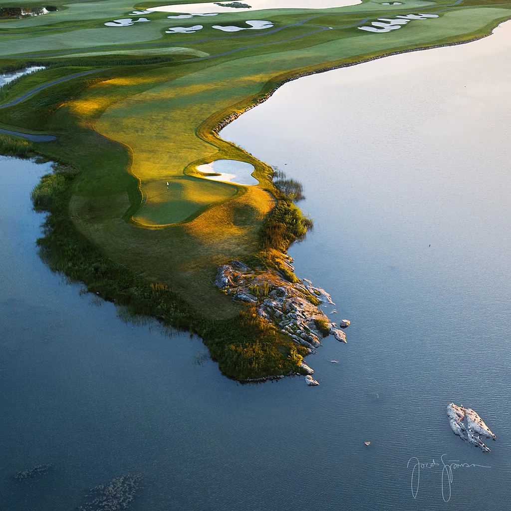 Bro Hofs golfbana med gröna fairways och blått vatten