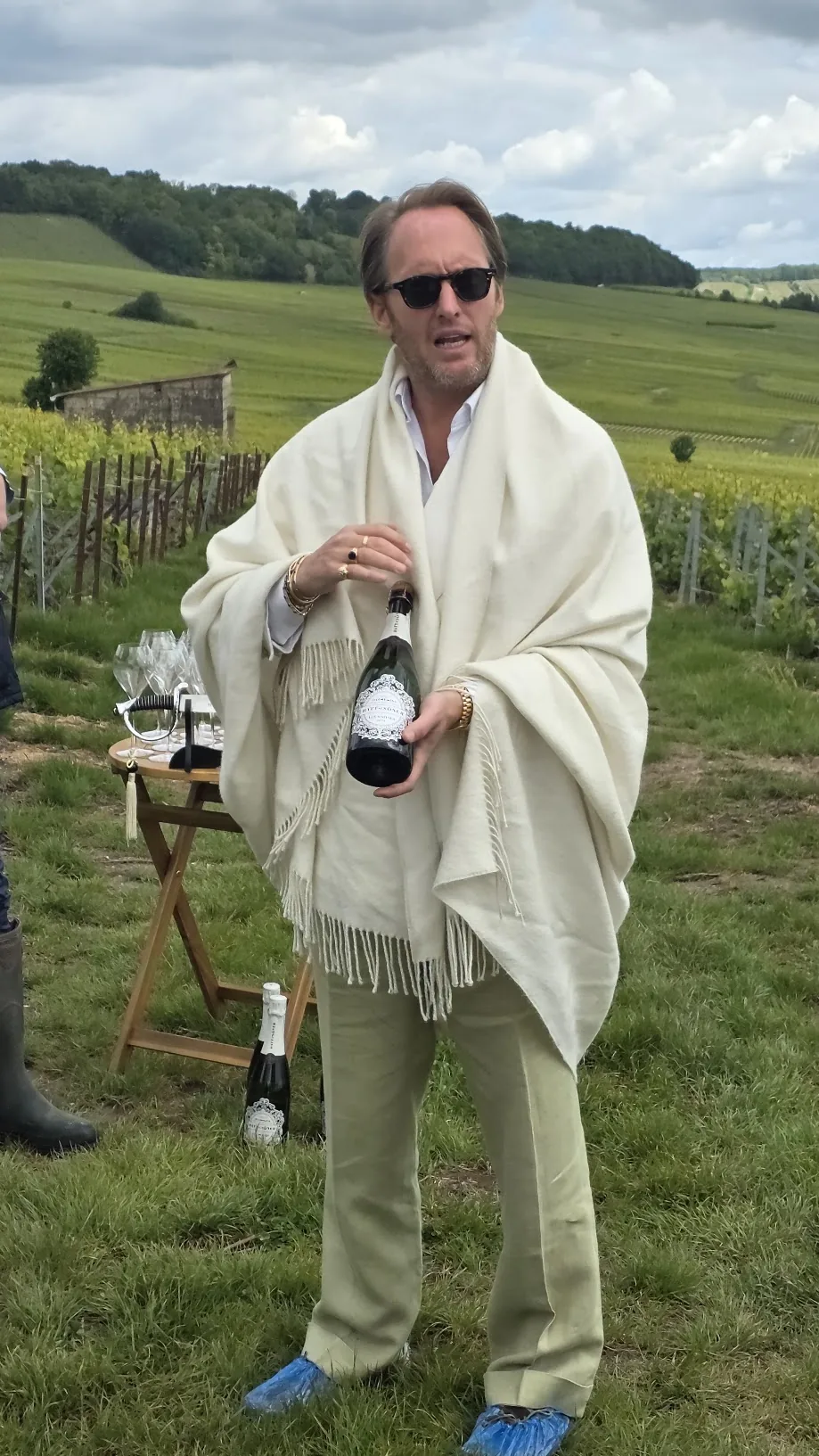 Värden presenterar champagnen i vingården