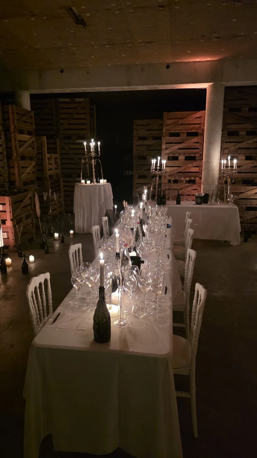 Långbord med levande ljus i champagnekällaren