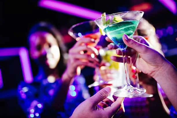 Skål med cocktails under nattens ljus