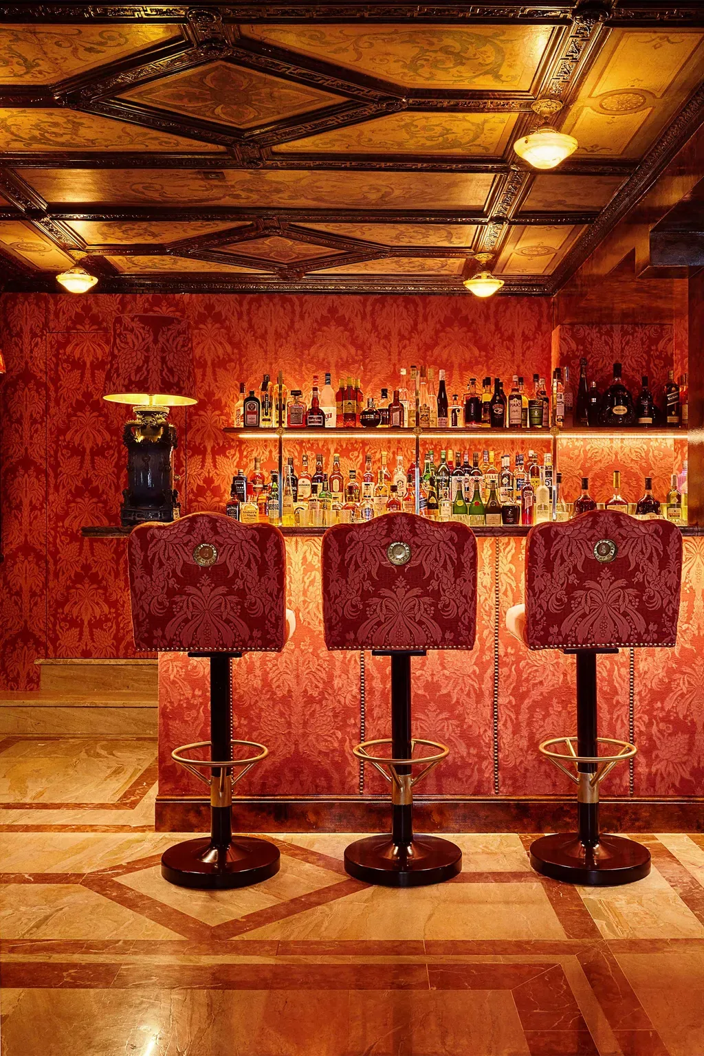 Klassisk Paris-bar i rött och guld