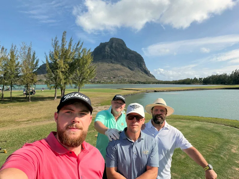 Fyra vänner vid sjön och berget Le Morne, Mauritius