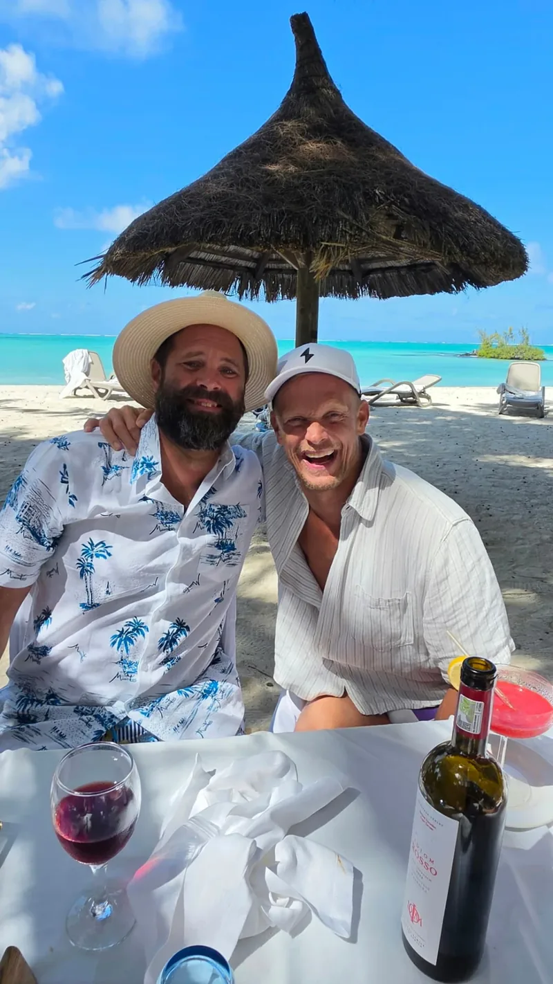 Två vänner vid ett bord med vin och cocktail på Mauritius