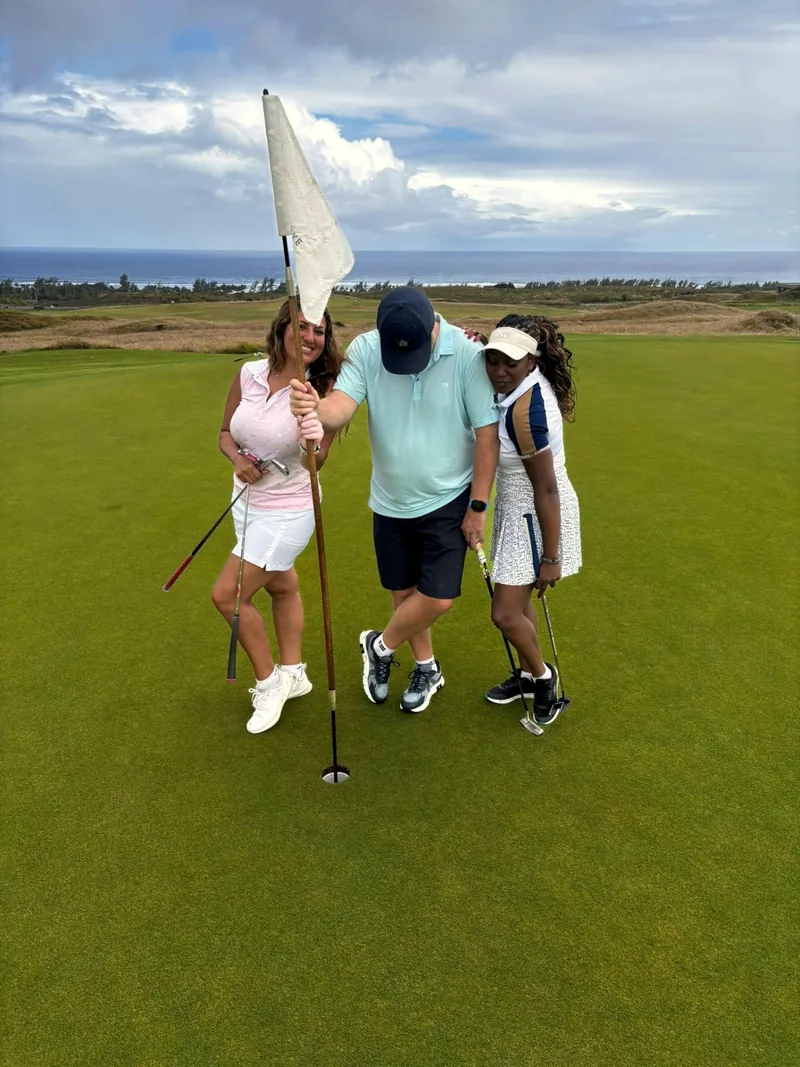 Sällskap vid flaggan på greenen, Ile aux Cerfs Golf Club