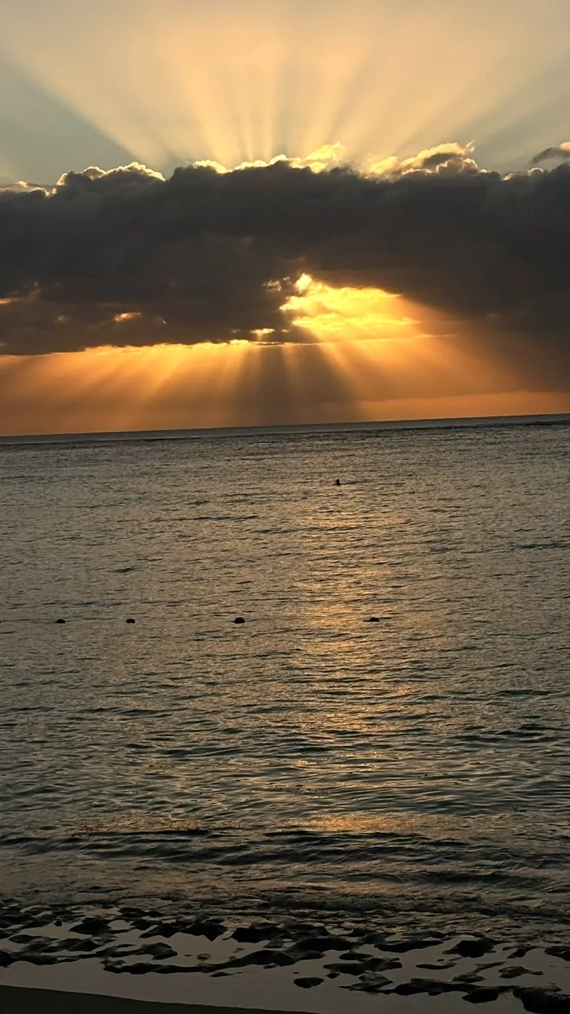 Solnedgång över havet på Mauritius