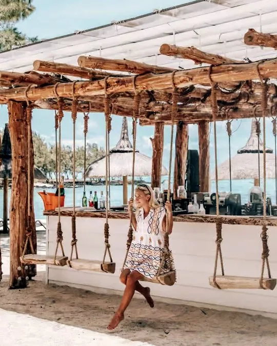 Gungor vid strandbaren på Mauritius