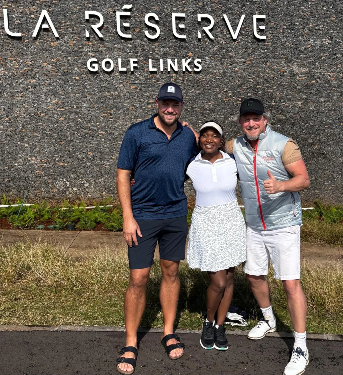 Tre vänner bakom PEGGUPP framför La Réserve Golf Links