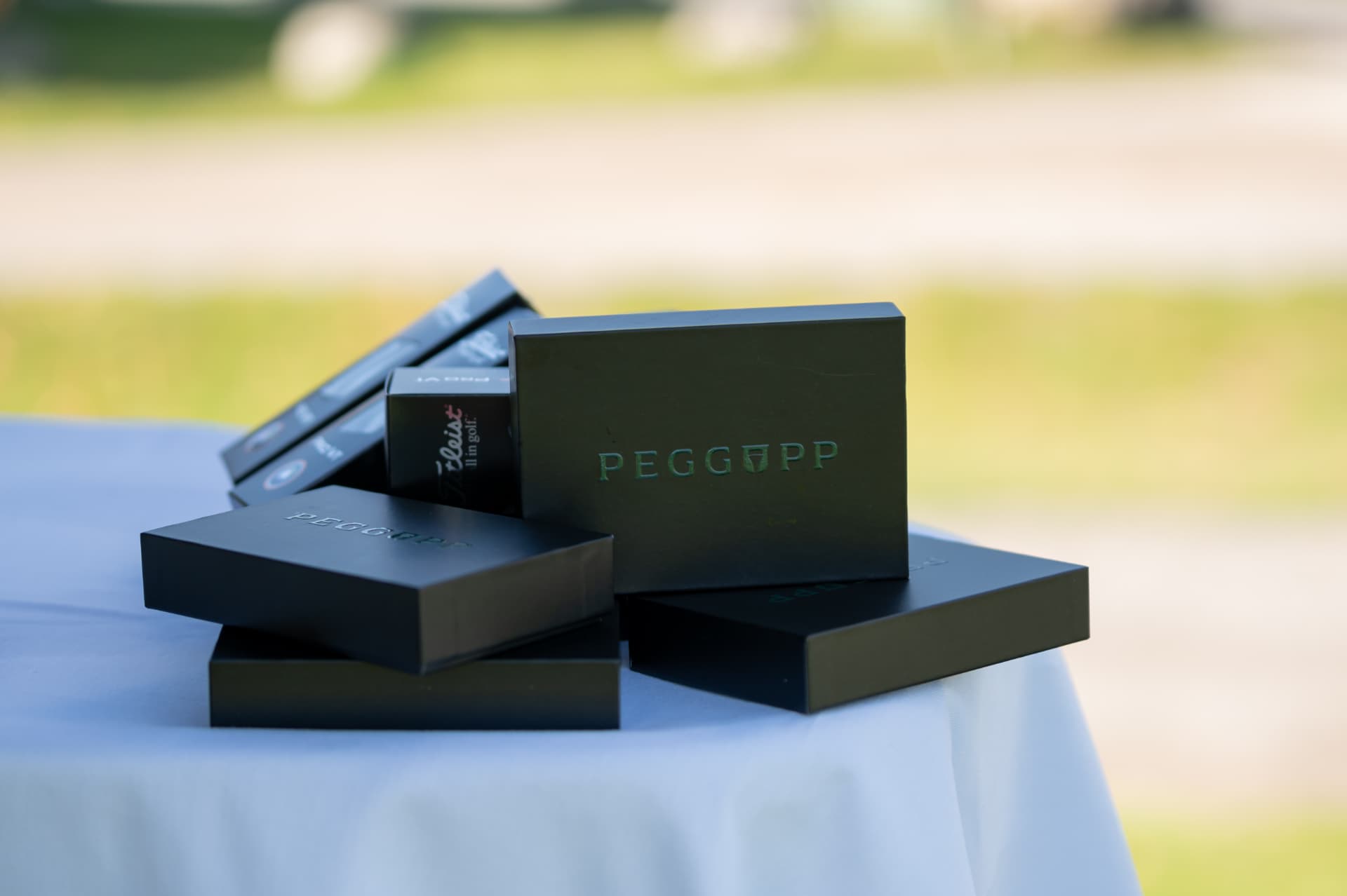 PEGGUPP-brandade medlemsaskar på ett dukat bord